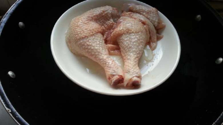 姜葱鸡,腌制时间过后、放点水在锅内大火煮沸后、转中火、隔水蒸13分种左右了。（如果把它斩块蒸的时间比较少）