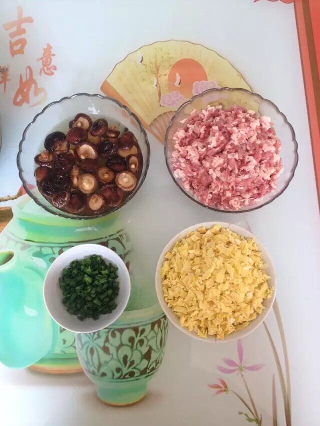 香菇猪肉韭菜饺子,四个菜