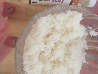 寿司,将蒸好的米饭拌入适量的寿司醋 (比例320g:25ml)