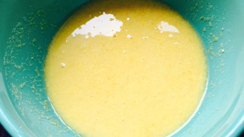 黄豆玉米面粥（王氏私房菜）,玉米面加适量清水，慢慢加入适量清水搅匀……