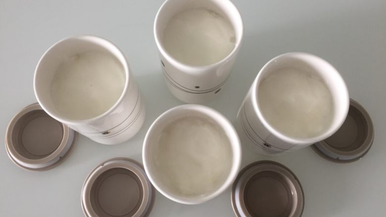自制水果酸奶,将发酵好的酸奶分别装入小杯或者小碗中
