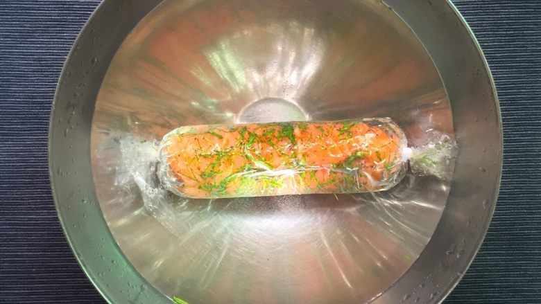 低温浸煮莳萝三文鱼卷配辣根沙司,水煮开离火，稍微晾凉后将三文鱼放入其中侵煮七分钟。
