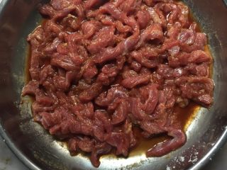 洋葱炒牛肉,第一，把牛肉切成丝，用淀粉，盐，酱油，黑胡椒，鸡精调味腌制一会