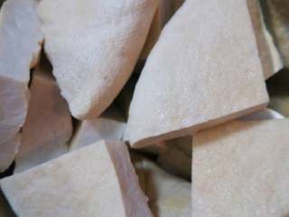 猪粉肠豆干汤,每一块豆干切成4小块，成三角形状备用