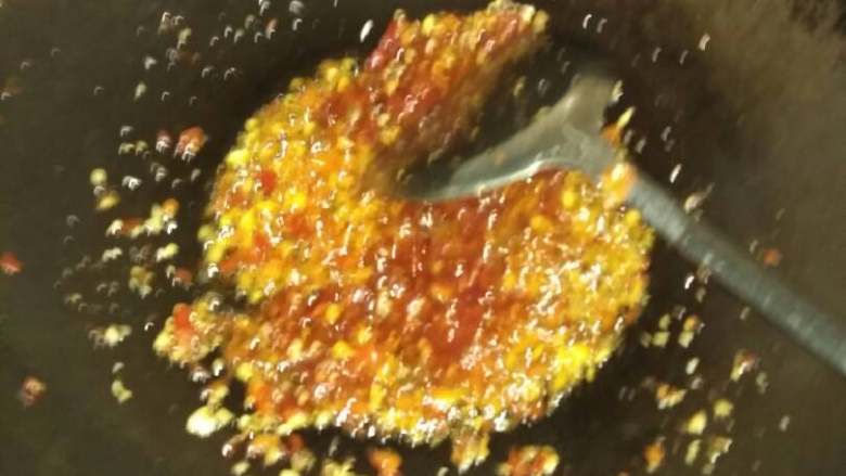 干烧鲤鱼,然后在锅中放入适量油，将豆瓣酱，花椒，切碎的泡姜泡椒蒜放入锅中炒香