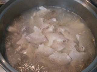 猪粉肠豆干汤,因为刚才猪粉肠已经上锅压熟，所以等豆干稍煮片刻后再把猪粉肠段倒入