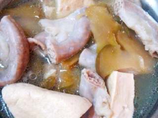 猪粉肠豆干汤,不用煮久，煮开了就可以起锅，也不用加任何调料，因为榨菜本身的咸已融入汤中