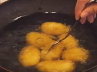 油醋汁土豆沙拉,土豆洗净，用水煮熟