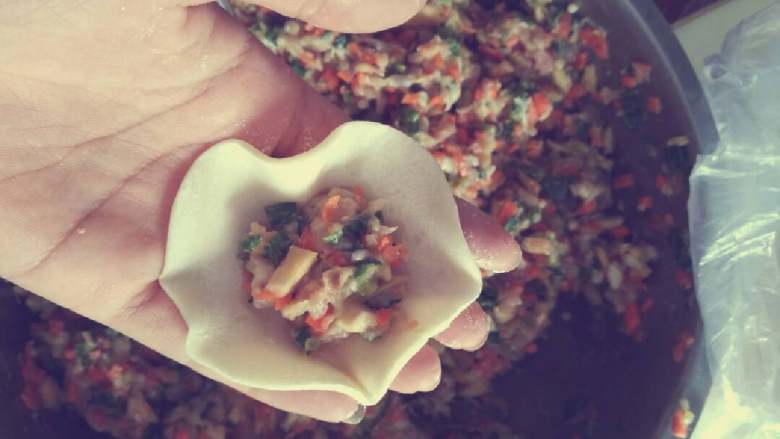 猪肉香菇水饺,可以开始包啦，水饺的形状看个人喜欢啦。不会的简单介绍我的包法