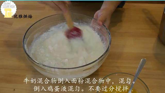 酵母华夫饼,牛奶混合物倒入面粉混合物中，混匀。倒入鸡蛋液混匀。不要过分搅拌。