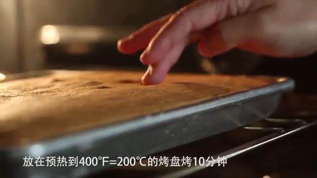 全蛋海绵蛋糕,烤箱预热的温度是400F=200C，如果用大烤盘的话，烤7-8分钟。如果用小烤盘的话，会比较厚，烤大约10分钟，中间不需要调转烤盘。