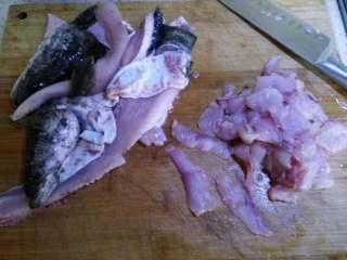 蕃茄鱼,先把洗净的黑鱼骨肉分离,别去骨刺,肉切成二至三毫米片,