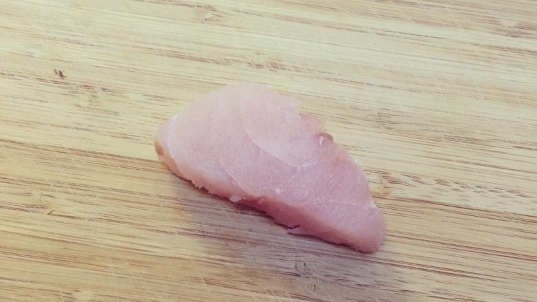 温州敲鱼汤,将免鱼肉去皮去骨,切小块后待用。