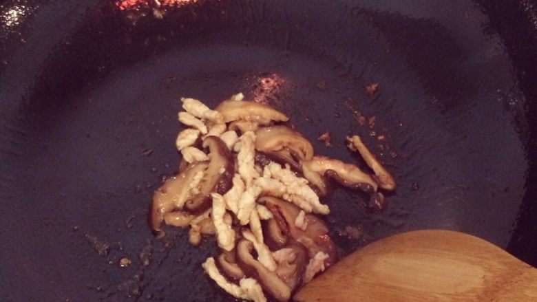 温州敲鱼汤,热锅放少许油, 把准备好的香菇丝和肉丝下锅翻炒