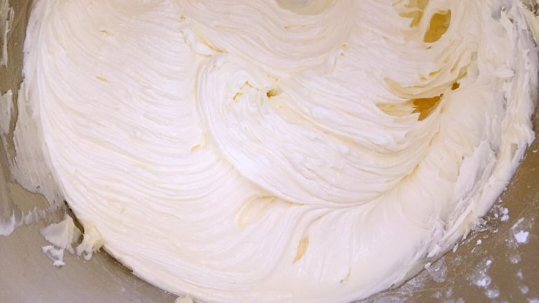 #曲奇菜谱秀#原味贝壳曲奇饼,打到黄油呈乳白色即可。