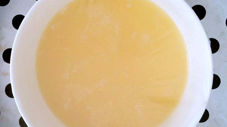 彩蔬蒸蛋,盖上保鲜膜，锅中水烧开后放入蒸蛋碗，8分钟左右蛋液凝固