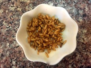 彩椒牛肉丁,莜麦粒洗净煮熟沥干水份备用
（没有莜麦粒可以省略不放）