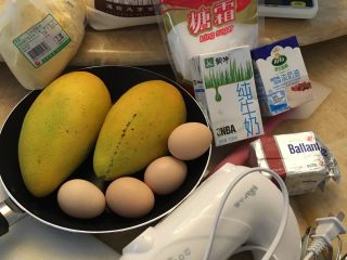 芒果千层,按照所需的材料一一准备，还有工具如：打蛋器、筛子、称等。