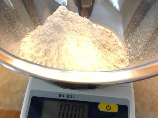 芒果千层,首先我们先来做面皮，取100g低筋面粉。