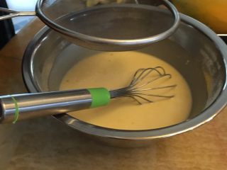 芒果千层,黄油过筛倒入面粉中