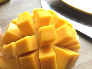 芒果千层,接下来可以处理芒果了，新鲜的芒果洗净切块，盛入碗中备用。