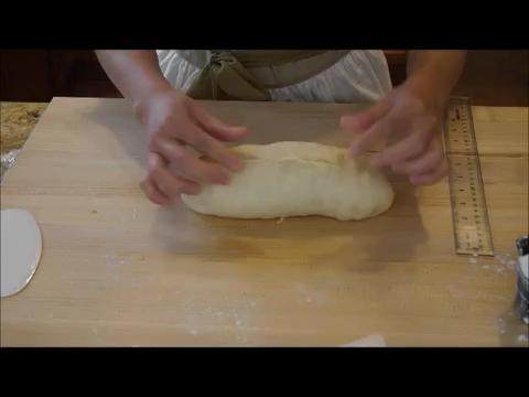 土司面包简洁版,按压排气，按成15-20cm的长方形，一边卷进去，接缝处压紧