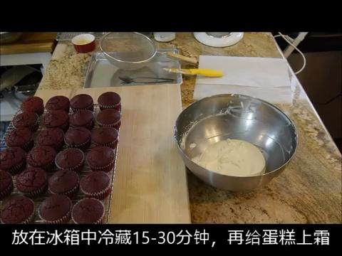 新手无难度版红丝绒纸杯蛋糕 奶油霜配方2（手执电动打蛋器）,冷藏15-30分钟