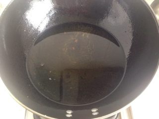 油条,锅里放油，烧至200度左右，温度很重要。将取一块压好的面轻轻拉长下锅，用筷子不断翻动油条，让它均匀受热，很快小瘦子就变成小胖子了。