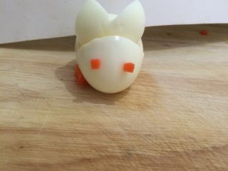 小兔子乖乖,胡萝卜切丁做小兔子的眼睛，嵌进鸡蛋里
