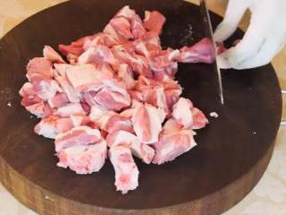 羊肉串,把羊肉切成2公分大小的小块