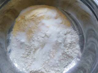 ≈玉米红枣发糕≈,加入糖，发酵粉