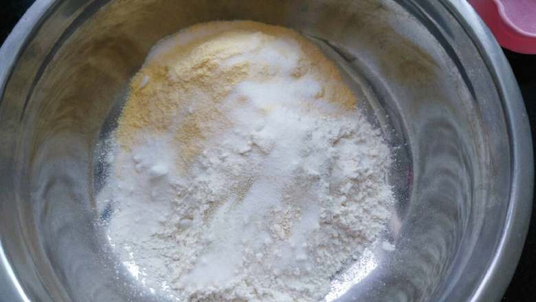 ≈玉米红枣发糕≈,加入糖，发酵粉