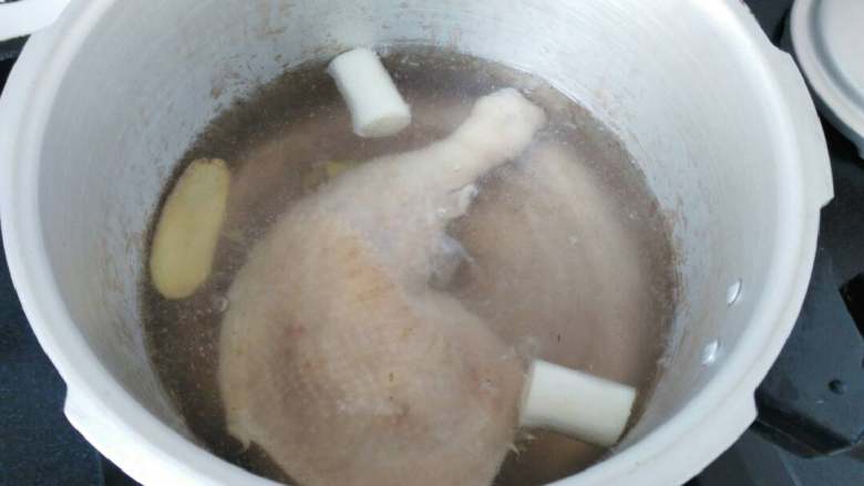 ≈葱油鸡≈,锅内坐水，水快烧开时，放入鸡腿，姜片，大葱段，大火烧开转小火，至焖熟鸡腿