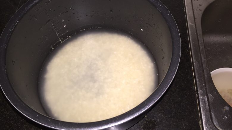 家常手抓饭,将大米洗净、倒入比平时蒸饭时多一些的水