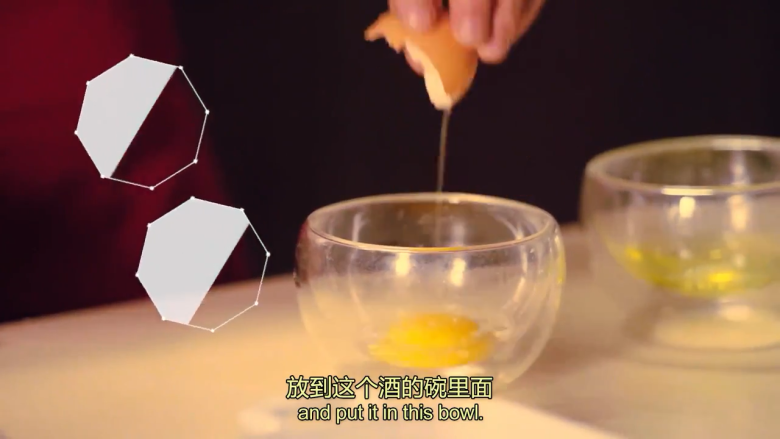橙香米蛋糕,<a style='color:red;display:inline-block;' href='/shicai/ 9'>鸡蛋</a>取蛋黄，放入橙味力娇酒，打匀；把橙皮磨碎，放一边