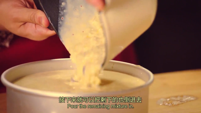 橙香米蛋糕,把煮好的米浆倒入模具，并把它均匀的涂抹在底部，最后倒入剩下的米浆，放冰箱冷藏3-4个小时