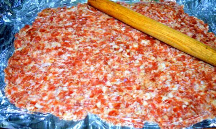 猪肉脯,在案板上铺上锡纸，倒上肉末铺平，然后盖上一层保鲜膜，用擀面杖把肉擀成2厘米厚的肉片