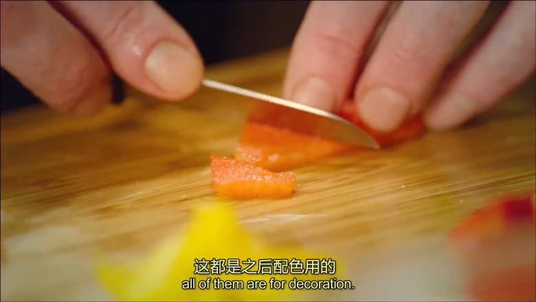 白黄油煎鲈鱼,红椒黄胶切开，小番茄切开