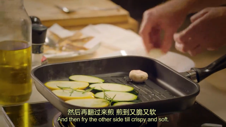 白黄油煎鲈鱼,另起一锅，锅里放橄榄油，用纸把油涂抹均匀，煎西葫芦，蘑菇