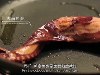 章鱼料理,锅里倒橄榄油，煎章鱼，煎到表面煎脆即可