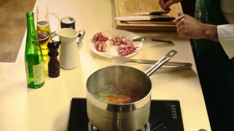 法式传统龙虾汤,锅中加100ml热水、2个盐，将蔬菜焯水