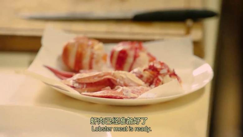 法式传统龙虾汤,侧边把壳捏碎，钳子敲开，切块软骨处，取出虾肉。