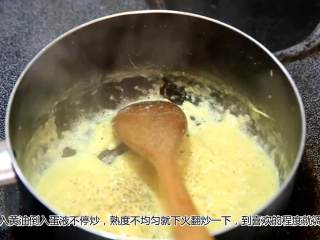 蛋蛋蛋蛋料理——奶油炒蛋,撒入盐、黑胡椒调味，翻炒均匀出锅
