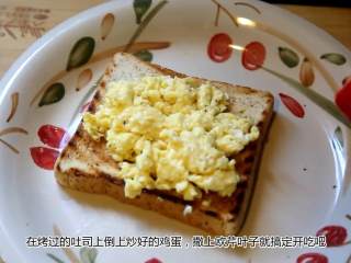 蛋蛋蛋蛋料理——奶油炒蛋,将鸡蛋摆在面包上，撒一点欧芹即可