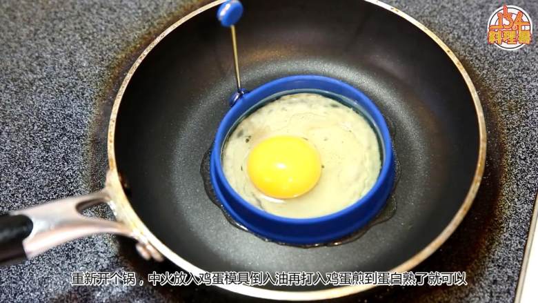 蛋蛋料理——Locomoco,中小火煎蛋，可以用模具，撒适量盐