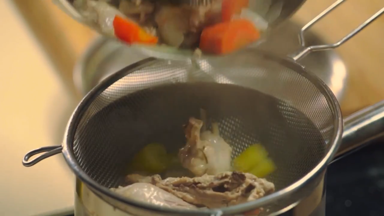 那不勒斯松枝饺子,另取一锅，放上漏勺，过滤之前的汤