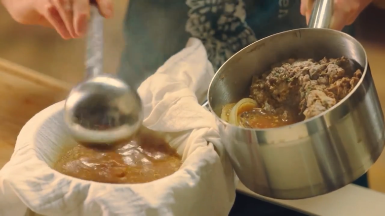 那不勒斯松枝饺子,煮好的汤汁通过纱布过滤