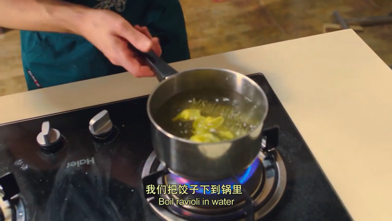 那不勒斯松枝饺子,另起一锅，烧开水，加盐加松枝，煮饺子
