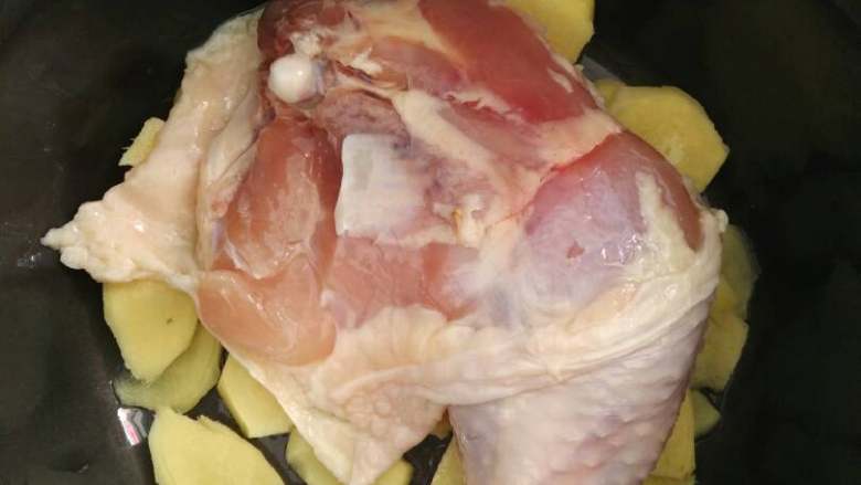 盐焗鸡腿（电饭煲版）,腌制好的鸡腿，皮朝下。
按煮饭键。