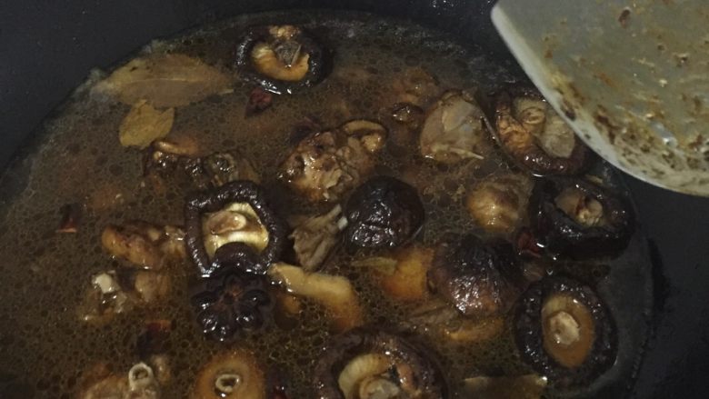 冬菇焖鸭,加水，烧开小火煮15分钟，收汁